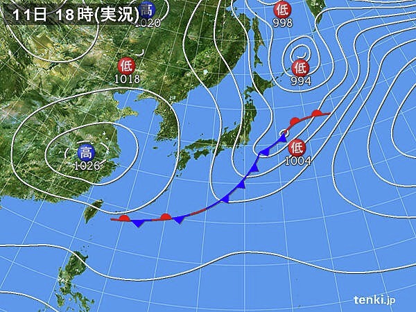 【今日は #天気図記念日】
2月16日は天気図記念日です。
1883年の今日、日本で初めて天気図が作られました。
 
天気図には、天気を読み解くヒントが詰まっています！
たとえば、「高気圧」は晴れやすく、「低気圧」は雨が降りやすいです。
また等圧線が狭いところは、風が強まりやすいサインです🌬