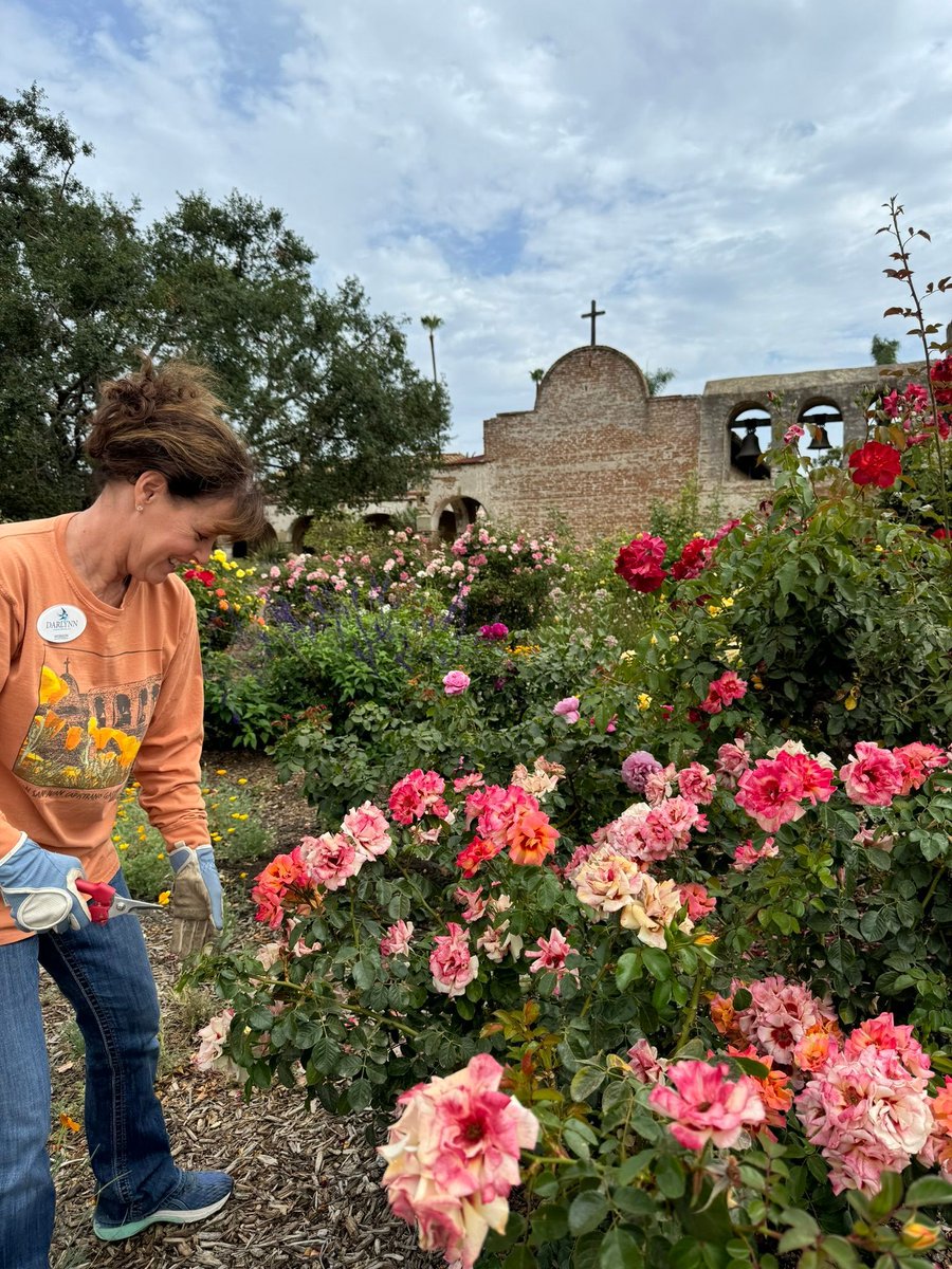 “The humblest tasks get beautified if loving hands do them.” -- Louisa May Alcott, "Little Women" 🌹