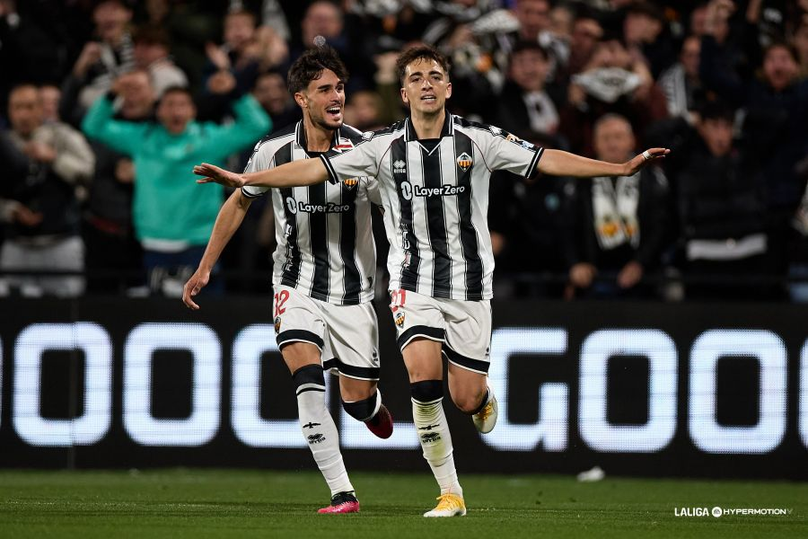 Veremos donde aterriza este <a href="/CDCastellon/">CD Castellón</a> porque está volando muy alto.

⚫️ Es el nuevo líder de LaLigaHypermotion.
⚫️ Lleva 570 minutos sin encajar un gol.
⚫️ Ha ganado los últimos 8 partidos disputados en Castalia.
⚫️ Suma 7 jornadas sin perder.
⚫️ Solo ha perdido 1 de los