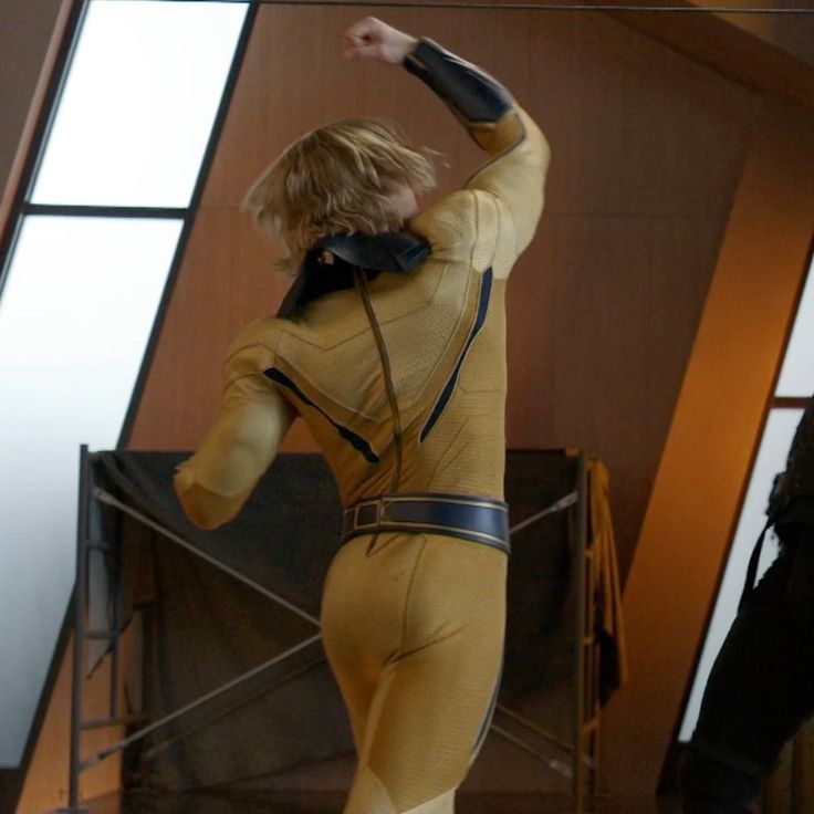 ravenssx_'s tweet image. men’s waists be so small like what do u need that small waist for? for other men to grab it? whore