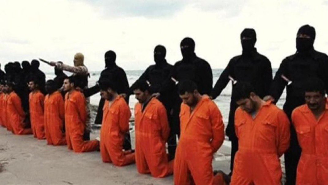 ClaudioCenta1's tweet image. Il 15 febbraio 2015, 21 cristiani copti (20 egiziani ed un ghanese) vennero sgozzati sulla spiaggia di Sirte in Libia da miliziani dell’ISIS, perché rifiutarono di convertirsi all’Islam.
Al solito, Goya lo sapeva bene, le vittime hanno un volto, i carnefici sono anonimi manichini