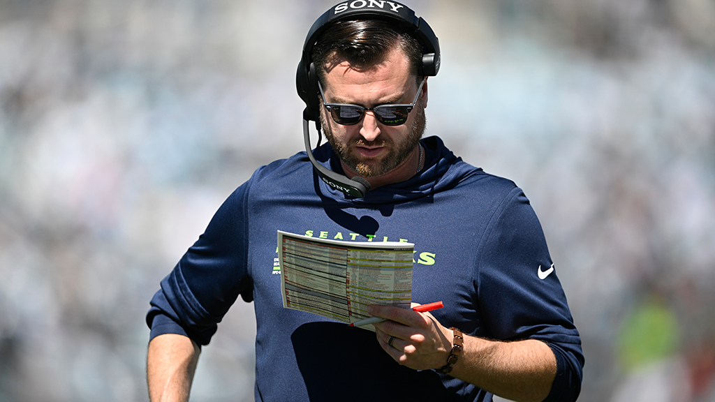 Raiders set to hire Seahawks QBs coach Andrew Janocko as offensive coordinator, per <a href="/RapSheet/">Ian Rapoport</a>, <a href="/TomPelissero/">Tom Pelissero</a> and <a href="/MikeGarafolo/">Mike Garafolo</a> 

nfl.com/news/raiders-s…