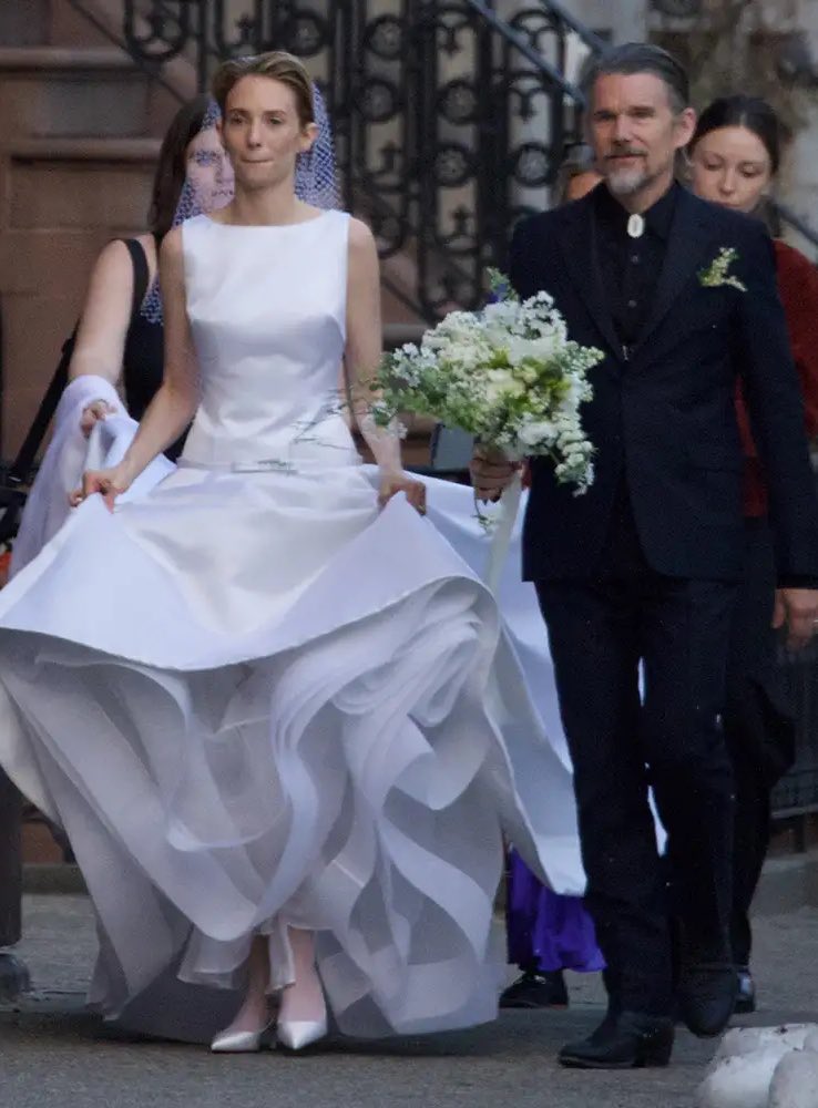 Lo guapa que se ve Maya Hawke en su vestid de novia (Prada) y lo orgulloso que se ve Ethan Hawke mientras lleva su ramo por ella… lloro.