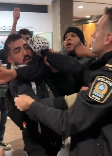 Dee doesn't like powerful bank account freezers being ridiculed. But physical attacks against Jews go unpunished.
Dee, why not sic your social justice mob on these assholes?
<a href="/Concordia/">Concordia University</a> should boot their bearded jihadi asses back to Gaza.
concordiavoices.ca/stories?storyI…