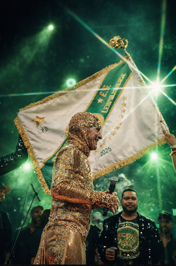 #NeyMatogrosso llega hoy al Sambódromo de #RiodeJaneiro, donde <a href="/oficialgresil/">GRES Imperatriz Leopoldinense</a> lo homenajea dedicándole su enredo 2026: Camaleónico.
Los que desde Uruguay tengan acceso a <a href="/globo/">Globo</a>, sepan que el inicio del desfile está previsto para 23:20.