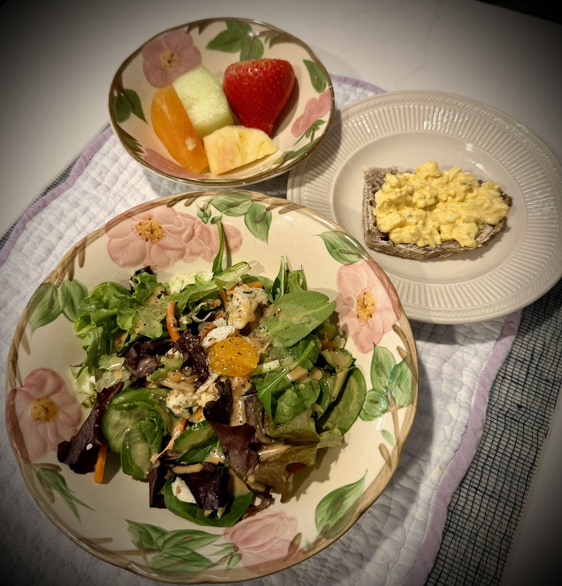 mlzema's tweet image. #TwitterSupperClub
#SundayBrunch

Chicken Salad
Open-Face Egg Salad Sandwich 
Assorted Fresh Fruits