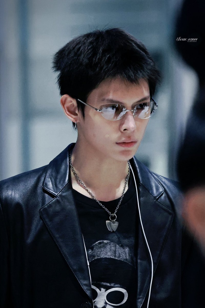 his best airport look. how does he look this majestic..