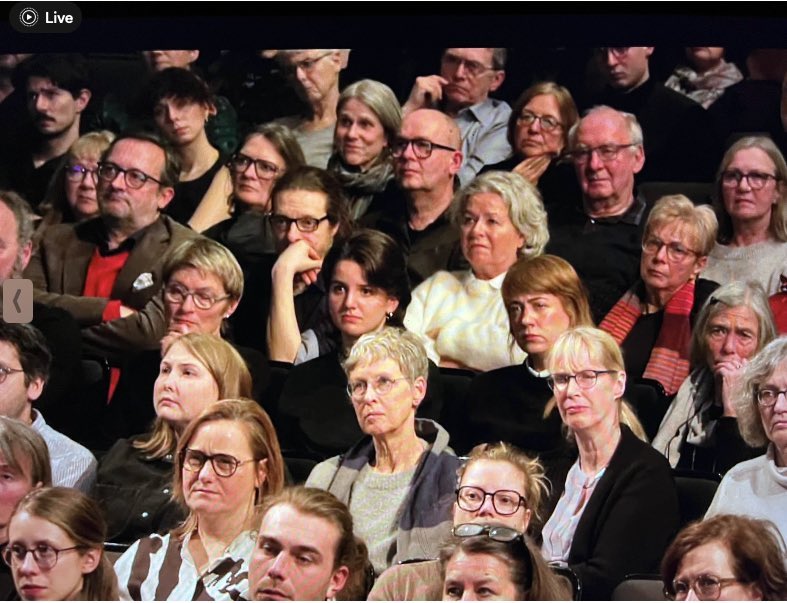 Nailfreak1's tweet image. Welche #Gesellschaft soll das darstellen? #Omas und #Opas gegen jeden und alles? Zwischendrin die Minus IQ Jugend. Gruselig