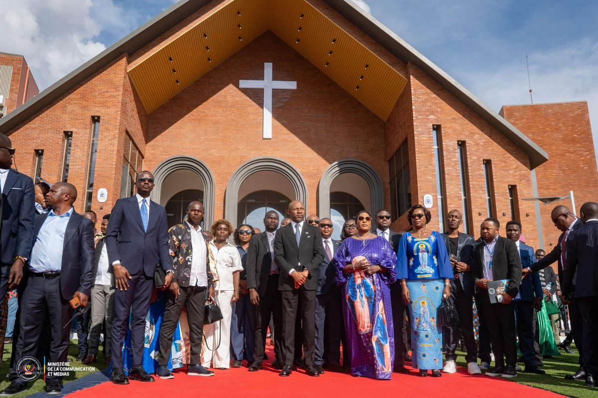 PatrickMuyaya's tweet image. #RDC : Une cathédrale avec une architecture qui mêle tradition et modernité au cœur de la ville minière de #Kolwezi dans la province du #Lualaba. 

Aux côtés de @NgefaGuillaume, Ministre d’État, ministre de la Justice et Garde des Sceaux, de plusieurs parlementaires et d’autres