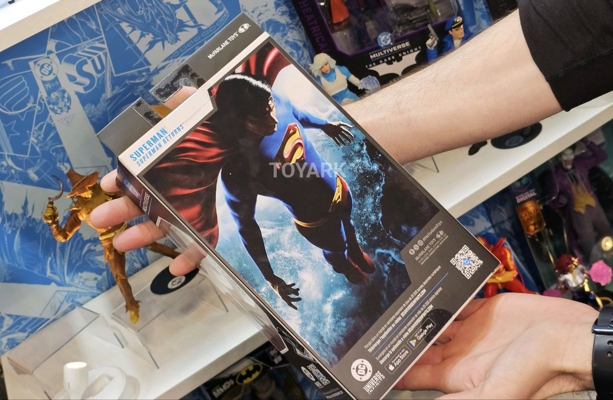 Necesito tener esta macfarlane toys del Superman de Brandon Routh en mi colección!!! Me encanta cómo se ve el traje🤩