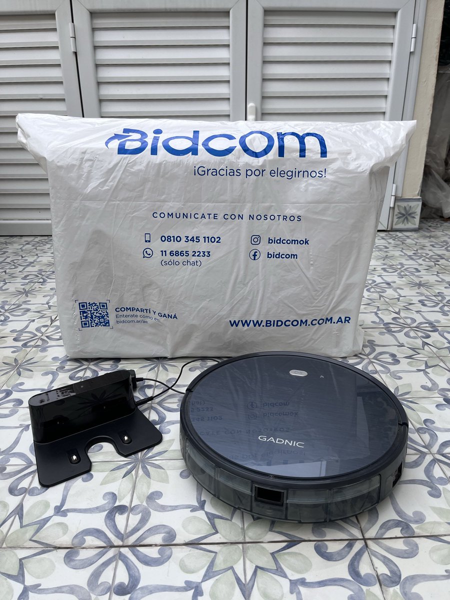 ¡Gente! Vendo a Niles, mi querida aspiradora robot Gadnic. Con sus repuestos y hasta caja original. La compré en 2023 nueva en Bidcom. Algo ruidosa y le falta un filtro, pero funcina fe 10. Se retira por Colegiales, CABA. Por unos pesos es tuya 😉😉