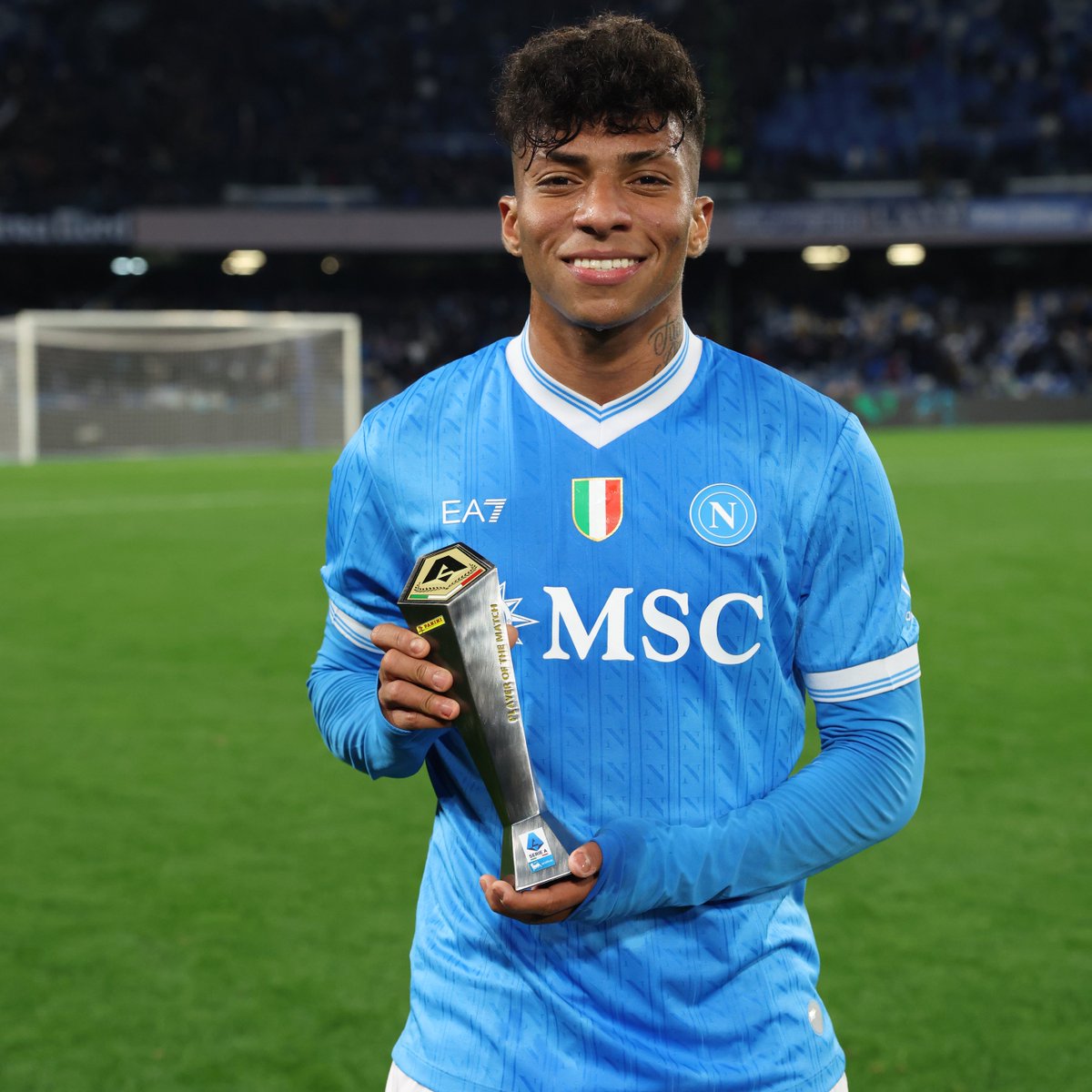 É do Brasil! Alisson Santos é o Panini Player of the Match do #NapoliRoma 🇧🇷🏆