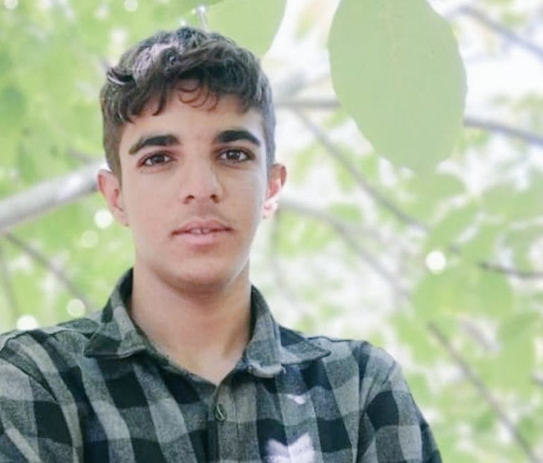 یک کودک دیگر در بی‌خبری
سکوت نکنیم، صدایش باشیم
#محمد_بهمنی
محمد بهمنی،
۱۵ ساله،
اهل و ساکن ایذه،
در تاریخ ۲۰ دی ۱۴۰۴
توسط مأموران اداره اطلاعات اهواز
بازداشت شد.
بر اساس گزارش یک منبع نزدیک به خانواده،
ساعت ۱۱ شب
پنج خودروی حامل مأموران مسلح
به خانه این نوجوان هجوم بردند
و او را
