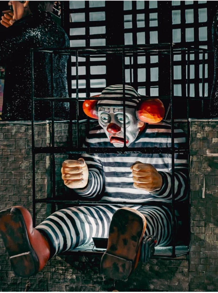 Acadêmicos de Niterói sambou na cara do palhaço que tentou dar golpe e parou no xilindró. Mais que homenagear políticos, o carnaval serve para escrachá-los. E foi isso que fizeram com Bolsonaro no desfile de há pouco. Foto de Michele Gomes para <a href="/MidiaNINJA/">Mídia NINJA</a>.