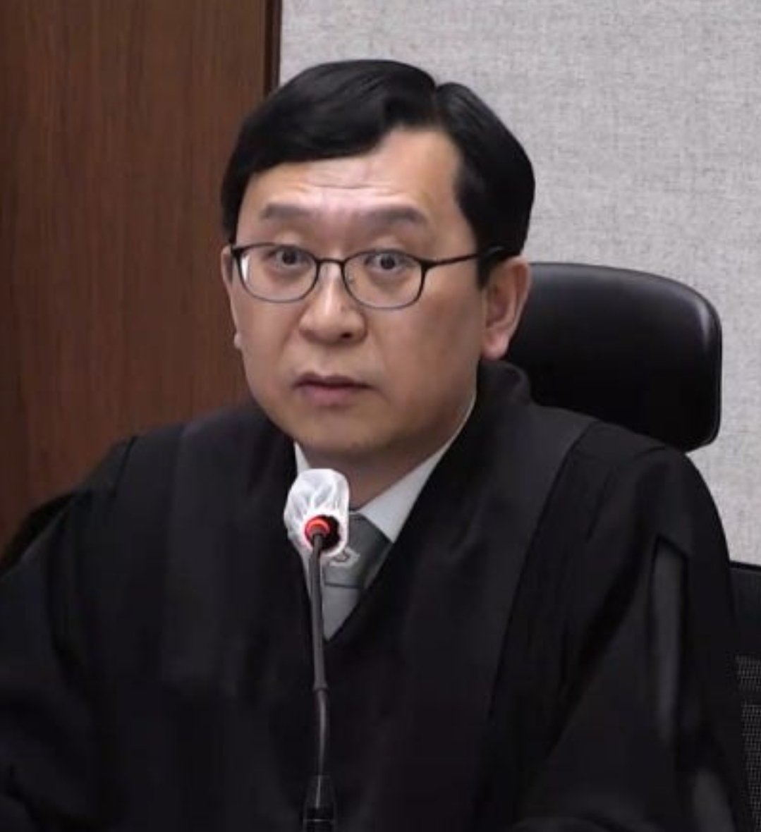 헌정사 유래가 없는 변호인 감치
독재 나치에서도 하지 않는 일을 저지른... 좌파판사 이진관이 면상을... 역사에 박제하겠습니다. 😆