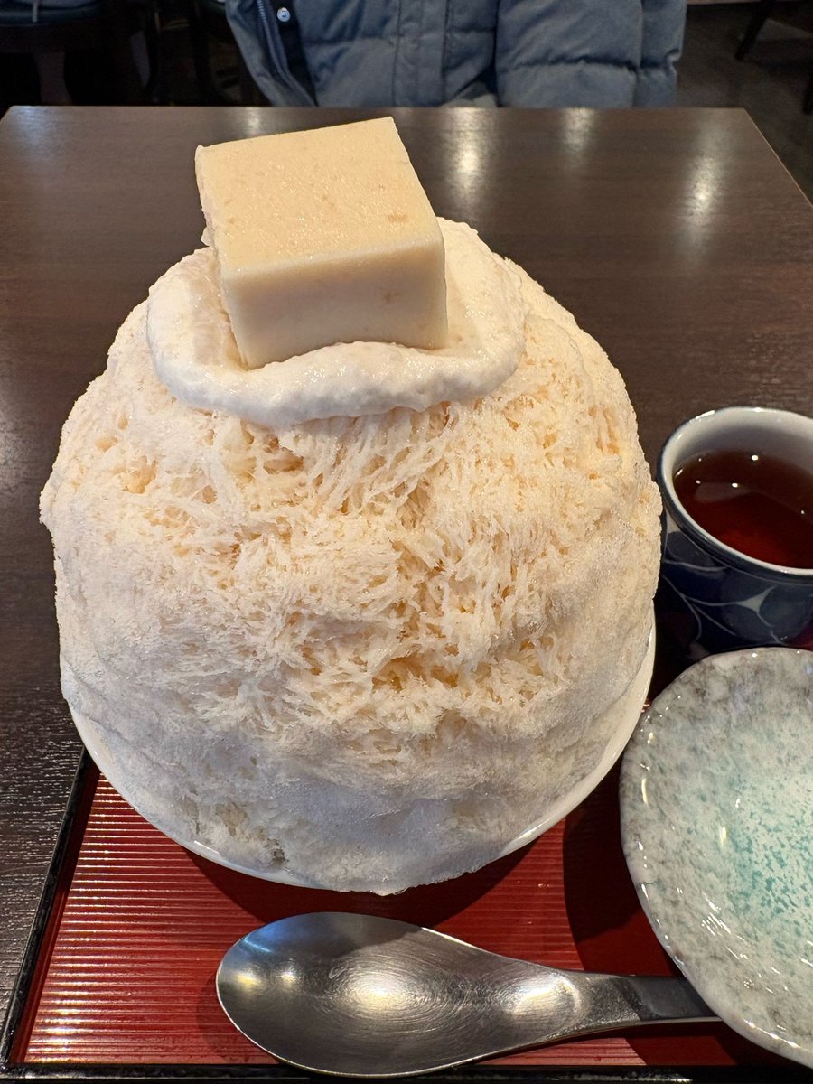 daizylapi's tweet image. 仕事帰りかき氷活動

フルーツとの組み合わせで提供されることが多い、甘酒が主役のかき氷。
うれしくて速攻で予約訪問。
プリンは硬めなので取り分け皿付き。
柚子蜜かジンジャーシロップが選べて、わたしはジンジャーで。
プリンはもちろん、甘酒豆乳クリームめちゃうまで最後まで甘酒味を楽しめた。