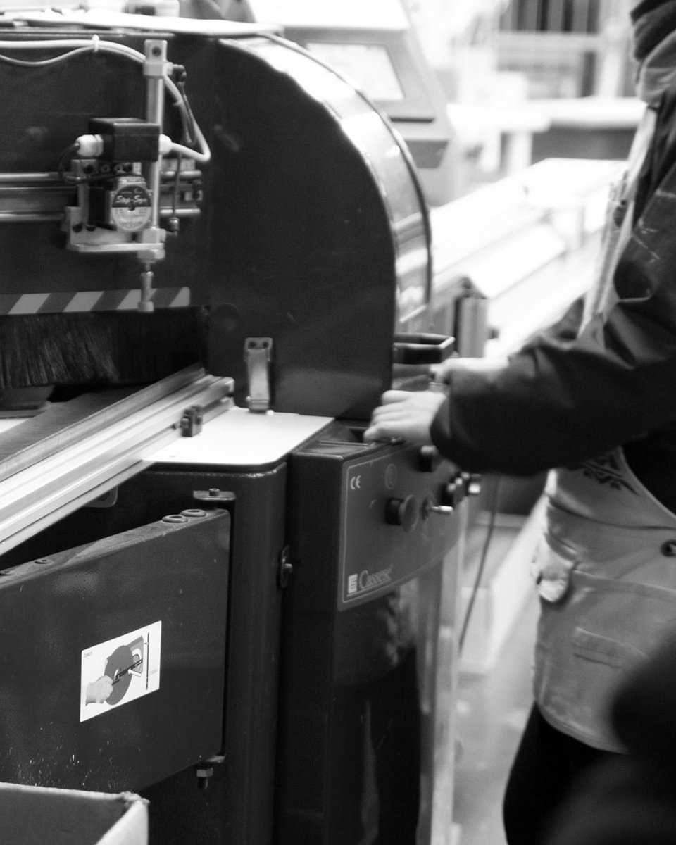 ラーソン・ジュールの工房で一枚一枚丁寧に加工されるカスタムフレーム。

世界15カ国にネットワークをもつグローバル・ブランド、ラーソン・ジュールは、世界中のお客様にフレームをお届けしています。