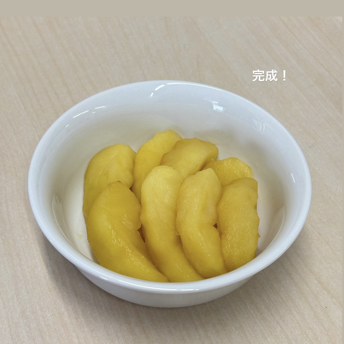 meito_kyodomilk's tweet photo. 【農家さん直伝！りんごをおいしく食べる簡単レシピ🍎】

①りんごを好きな大きさに切る

②鍋にりんご、りんごジュースを入れ、水分が蒸発するまで煮込む　完成！

ぜひお試しください✨ https://t.co/9ZppOy2JbH