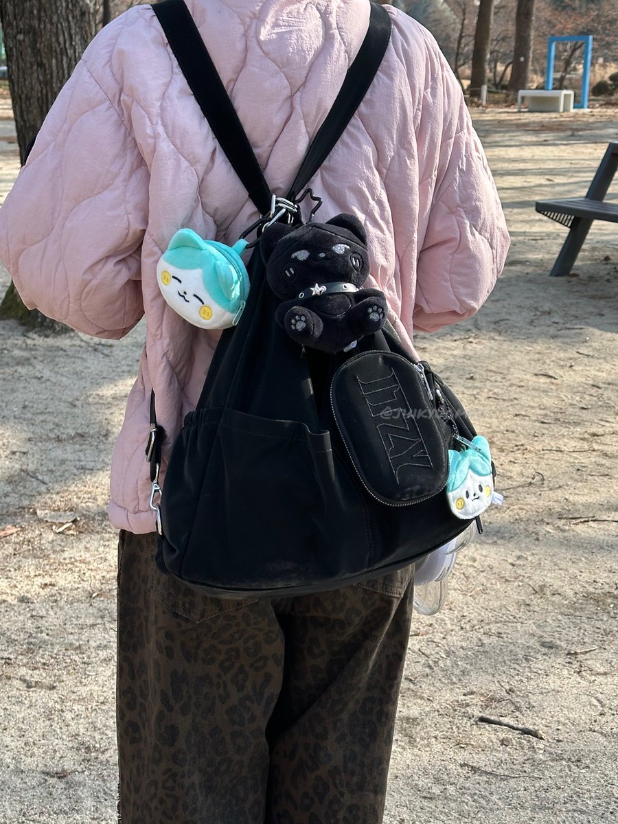 真ㄉ很好笑 昨天跟小珠姐妹就在那邊想辦法展示這ㄍ包到底有多厲害🫣