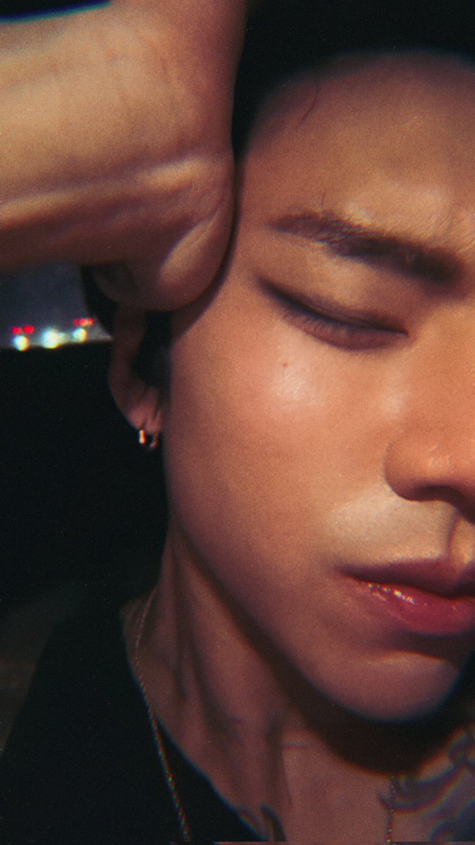 he's soo soooo beautiful 😭😭😭😭😭😭