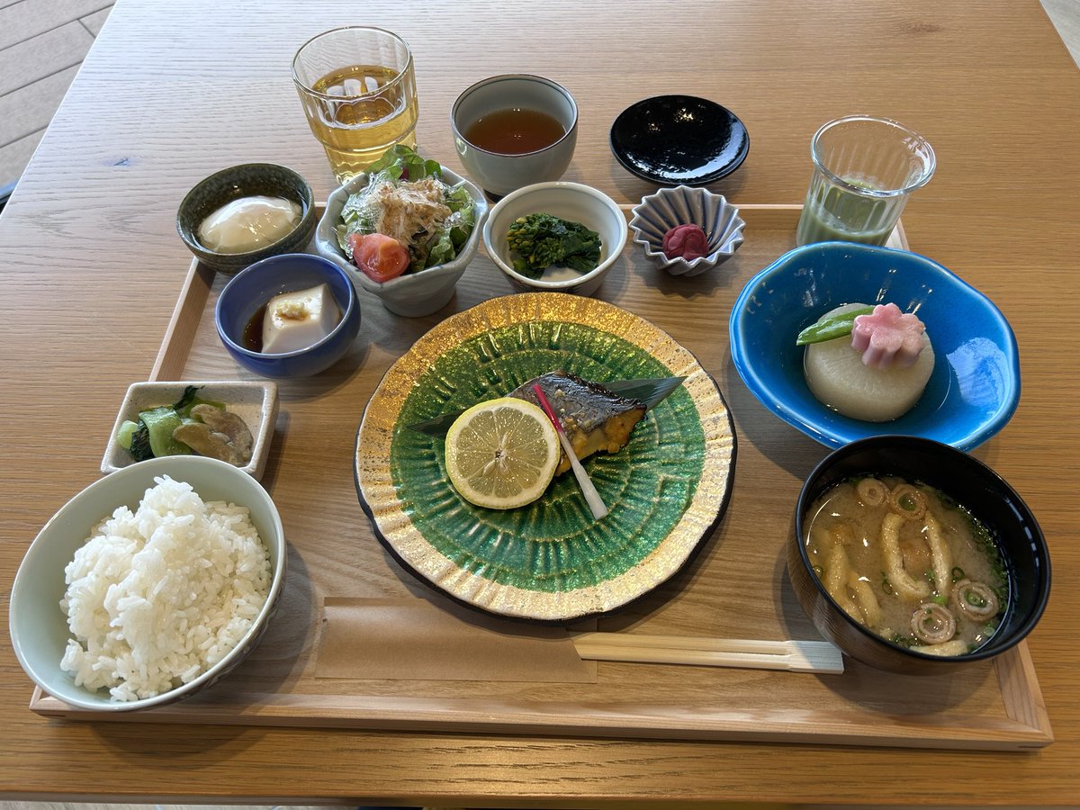 Keiko143's tweet photo. 朝ご飯、お魚もお野菜のおかずもおいしかった😊
シェフのこだわりでホテル内の畑で野菜を作ってるんだって😄
焼き物の里だから器もステキ☕️
オンドホテル、サウナーじゃないけど、温泉とサウナでゆっくりできてご飯おいしくて来てよかった👍 https://t.co/1IVuioX0l9