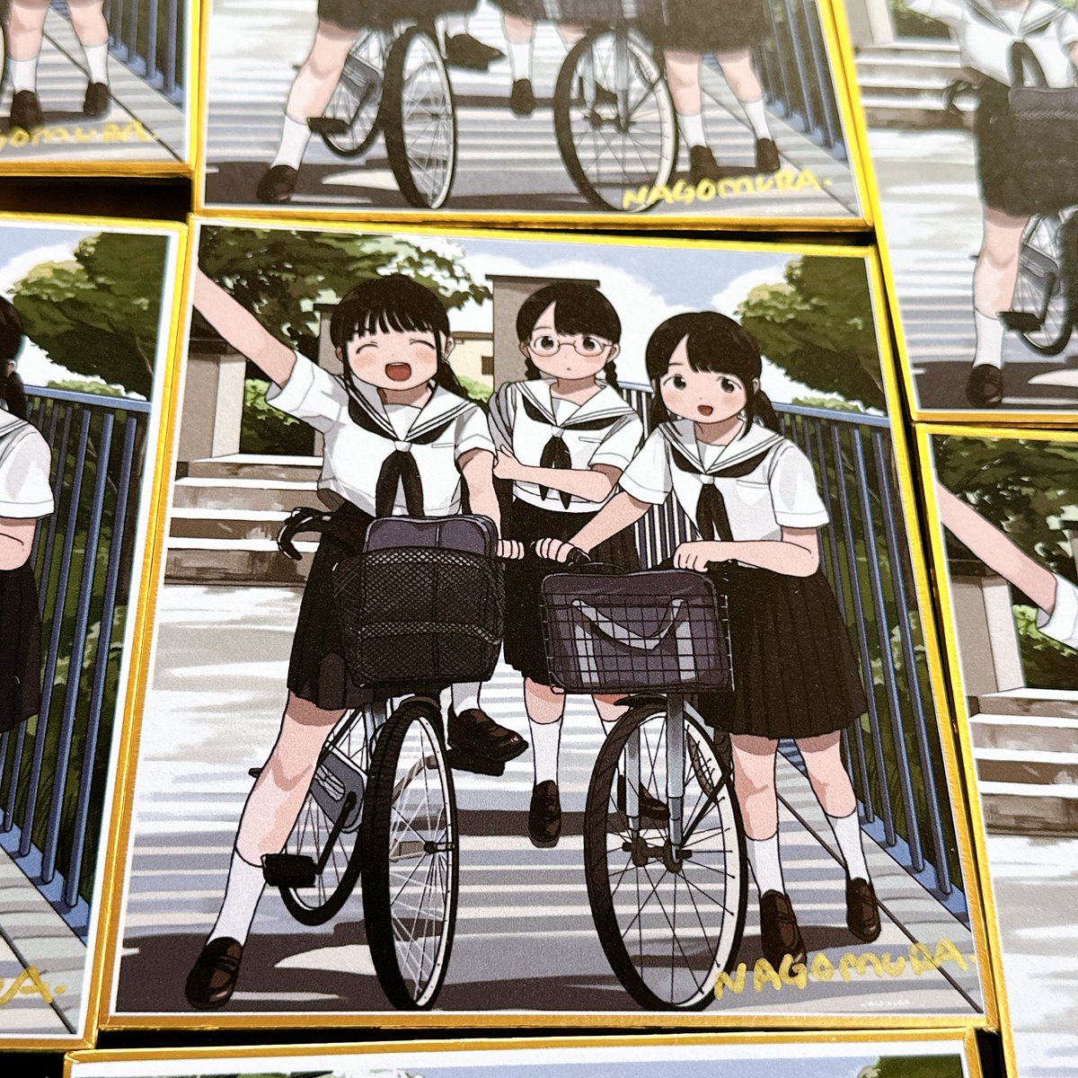 サインをせっせと描いています！