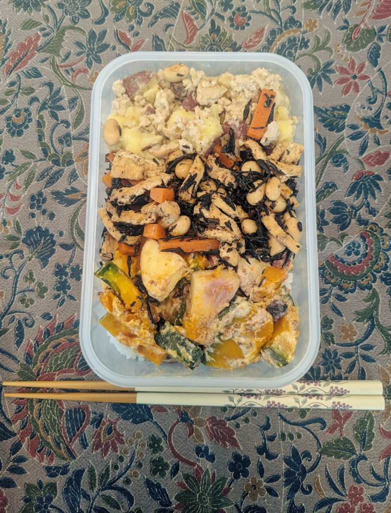 お弁当

五郎島金時の豚ひき肉炒め ゆずこしょう味
ひじきの大豆煮 戸田みりん使用
五郎島金時・かぼちゃ・ブルーベリーのホットサラダ マスタードヨーグルト添え

五郎島金時は金沢のさつまいもです