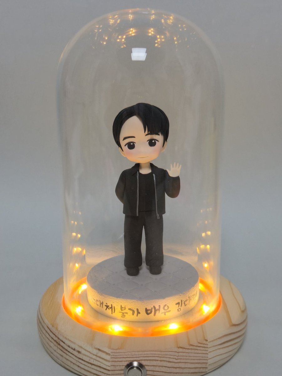 To celebrate Daemyeung's birthday this year, we gave him a clay figure as his birthday present 🎁🐻🎂

A 13 cm tall mini Daem to light up a corner of his space. We added “대체 불가 배우 김대명 (Irreplaceable Actor Kim Daemyeung)” to express our love for his work as an actor 🎬