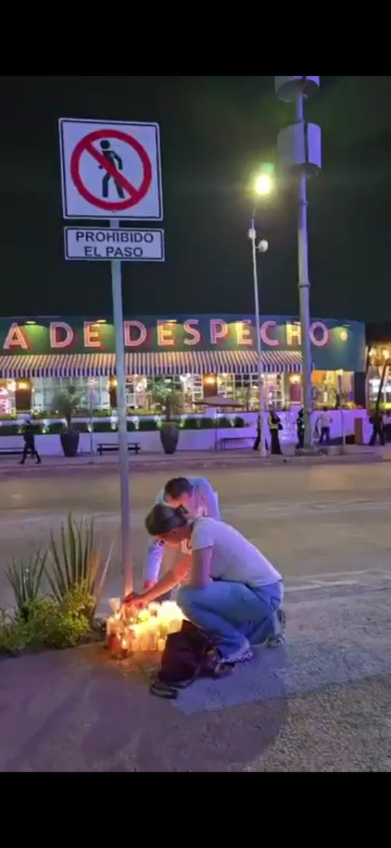 AnalisisTVPlus's tweet image. 🕯️ Velas contra el olvido en #Angelópolis 

Familiares y amigos de Gisele, Joaquín y Emmanuel regresaron al bar El Despecho, donde les arrebataron la vida para honrarlos con flores y veladoras.
#Puebla #México #Justicia