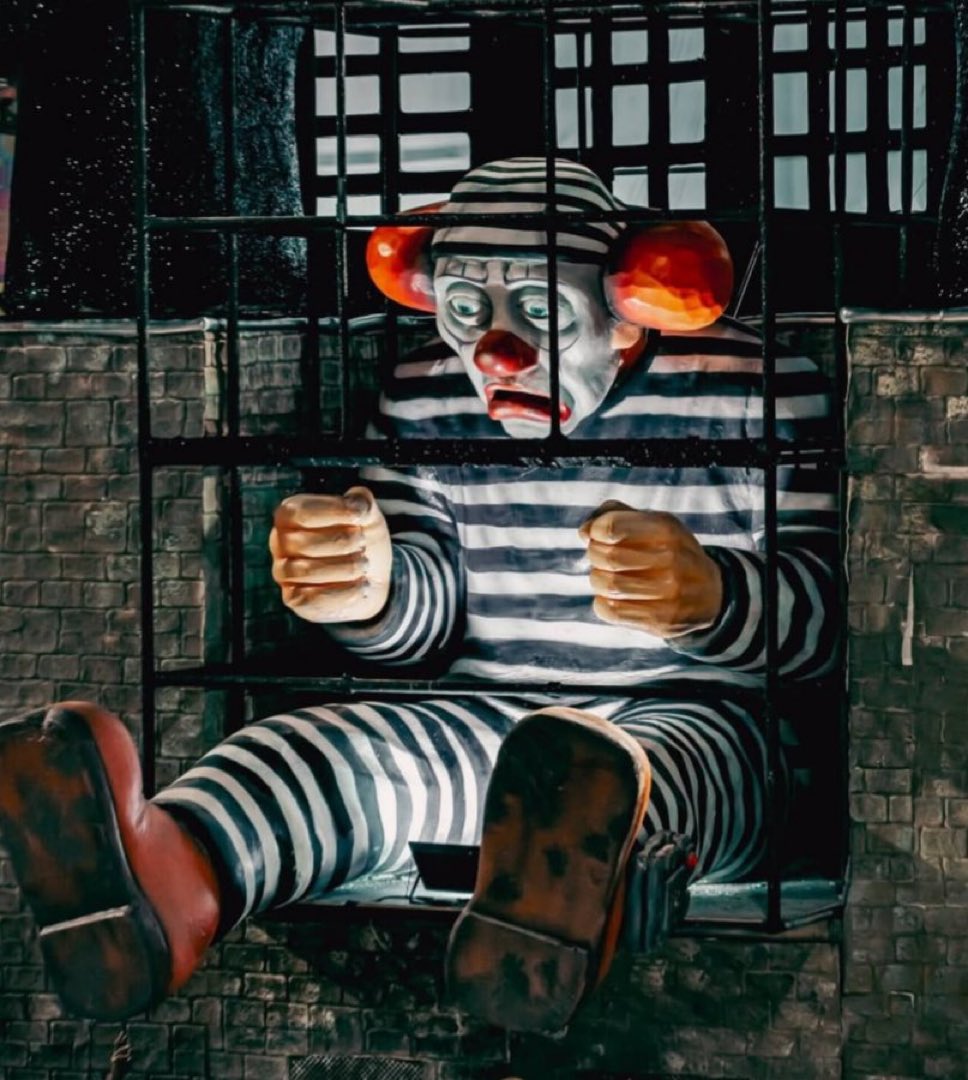 E os bolsominions que estão dizendo que a família do Bolsonaro pode processar a escola por danos morais?

Mas assim, a escola não citou o nome dele, não tinha o rosto dele em NADA. Quem tá vendo o Bolsonaro nas coisas são vocês.