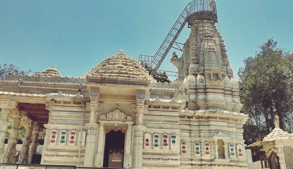 जिनालय में अनिवार्य 7 शुद्धियां —आशातना से बचें, पुण्य बढ़ाए
1.  अंग– स्नान आदि से तन की शुद्धि
2. वस्त्र– स्वच्छ, मर्यादित वस्त्र
3. मन– शुभ और निर्मल भाव
4. भूमि- जयणापूर्वक स्वच्छता
5. उपकरण– शुद्ध व उत्तम सामग्री
6. द्रव्य– न्यायपूर्वक अर्जित धन
7. विधि– शास्त्रानुसार क्रिया