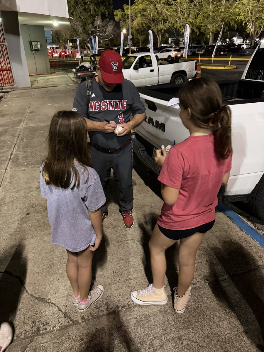 adamlytch's tweet photo. Thanks @Elliott_Avent for taking time with my girls this weekend, they are huge fans of the #Pack9 skipper https://t.co/38NIA9VRsE