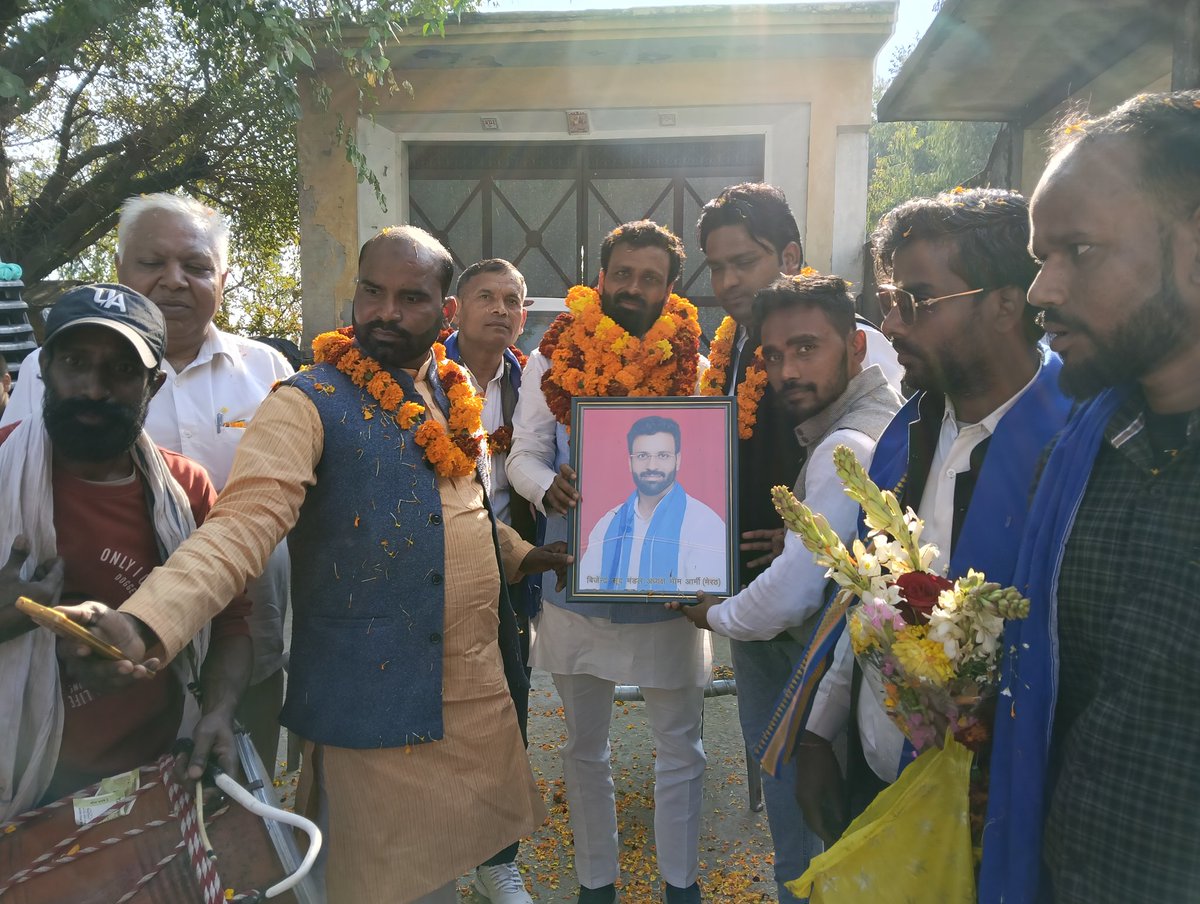 सभी साथियो ने मेरे निवास स्थान पर पहुंचकर सुभकामनाये प्रेषित की 
<a href="/BhimArmyChief/">Chandra Shekhar Aazad</a> 
<a href="/VinayRatanSingh/">Vinay Ratan Singh</a>