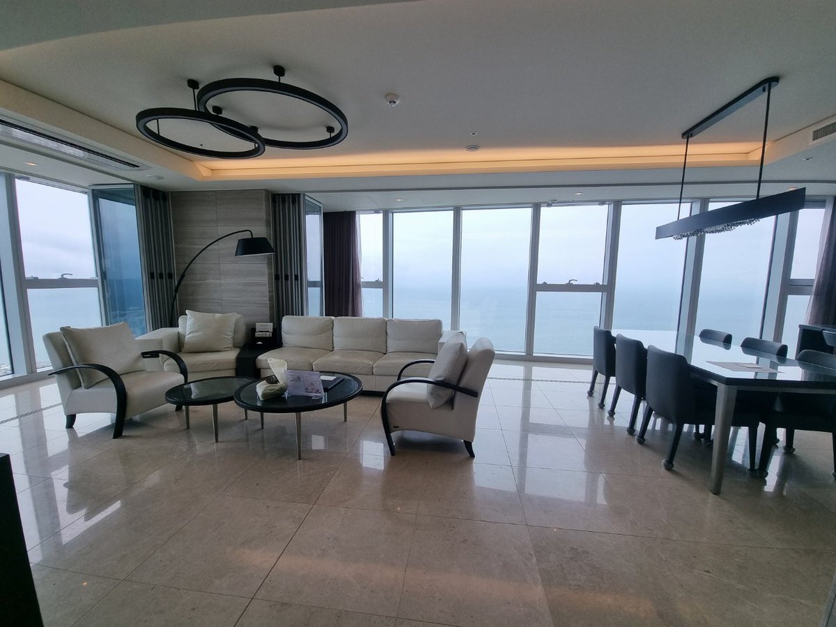 labbuuuuuuu's tweet image. 85층에서 눈 뜨면 펼쳐지는 오션뷰 실화인가요..🌊✨
예전에 다녀온 해운대 엘시티 레지던스인데, 여긴 진짜 다시 봐도 비현실적.

방 3개, 화장실 3개라 대가족 여행으로도 딱이고 밤에 창가에서 와인 한잔하면 세상 다 가진 기분🍷 
1층까지 배달 음식 받으러 가는 귀찮음도 잊게 만드는 뷰