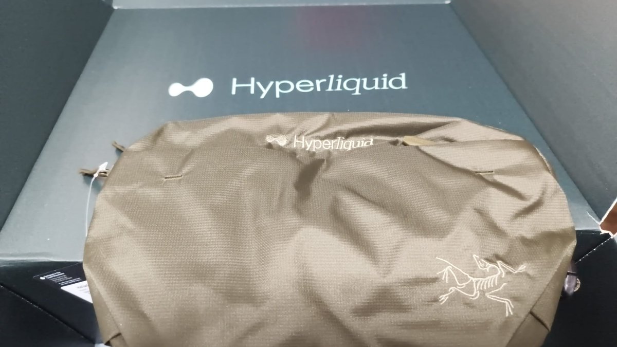 Thanks for the giftbox! <a href="/HyperliquidX/">Hyperliquid</a> 🙏
Love the Arcteryx bag and the candle smells awesome!