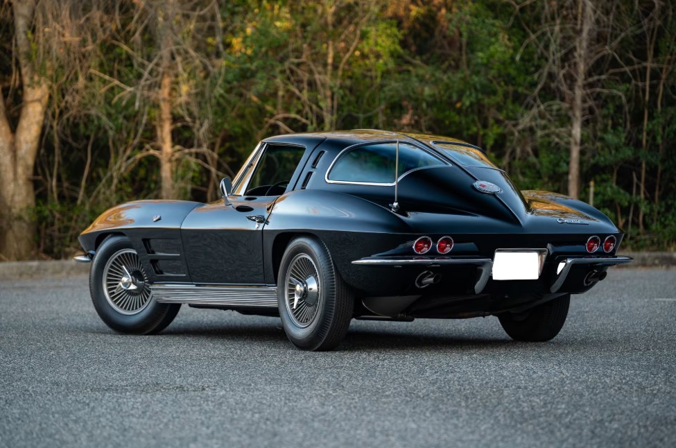 TopFlightAuto1's tweet photo. Ever hear “split window” and get chills, Corvette fans? 
This 1963 Chevrolet Corvette Split-Window Coupe is the only year GM ever did that iconic rear glass.

Shop Now https://t.co/fH4lj5rIax https://t.co/PPvRvrTXUz
