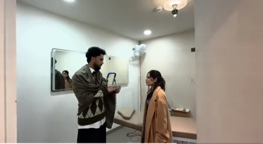 क्या सच में Elvish और Jannat डेट कर रहे हैं? 👀

आजकल Elvish Yadav के व्लॉग्स में बार बार Jannat Zubair ही नज़र आ रही हैं।
कभी ट्रैवल  कभी फन मोमेंट्स और हाल ही में दोनों एक साथ स्किनकेयर वेंचर का व्लॉग करते हुए भी दिखे। 

अब सवाल तो बनता है ना?
क्या ये सिर्फ कोलैब है  या कहानी