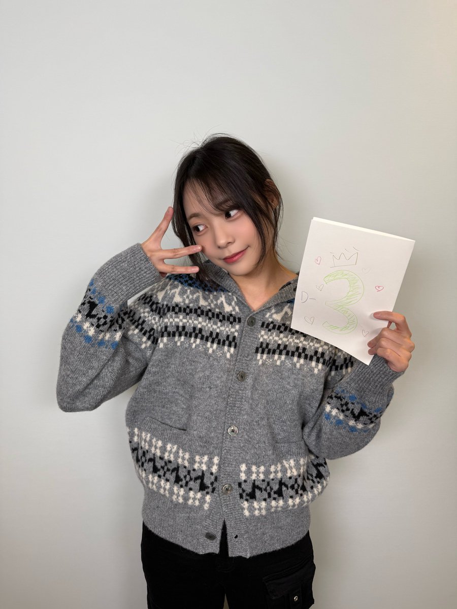 mahocast_officl's tweet photo. 📢[D-3]

🧭 QWER 1ST WORLD TOUR <ROCKATION> in JAPAN 🧭

まで残り… 3️⃣日！
QWERのSIYEONから写真が届きました📩💓

もうすぐ会えると思うとワクワクが止まりません…✨

📅2026.2.19 (THU) 7PM
FUKUOKA 📍Zepp Fukuoka

📅2026.2.20 (FRI) 7PM
OSAKA 📍Zepp Osaka Bayside

📅2026.2.22 (SUN) 6PM
TOKYO 📍Zepp DiverCity

🎫チケットは現在も発売中です🎫
🔗https://t.co/GiQRcg2be7

#QWER
#ROCKATION #ROCKATIONinJAPAN
#쵸단 #CHODAN
#마젠타 #MAGENTA
#히나 #HINA
#시연 #SIYEON
