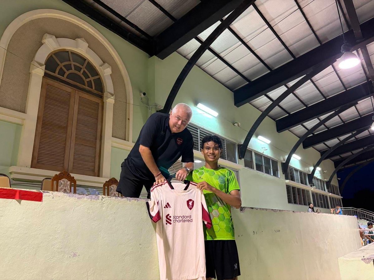 Over the weekend the club’s founder had the pleasure to be guest of honor at a football festival organised by Phuket Rajabaht University, he is pictured after handing out awards at the end the competition 

We Weren’t Born To Follow 

#prideofphangnga #phangnga #football