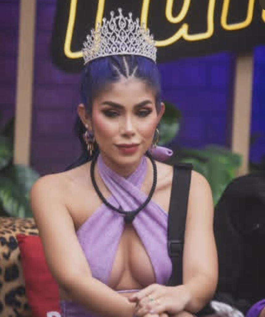 Ahora más que nunca debemos proteger a Alexa, para un canal es más fácil deshacerse de una mujer que de 4 personas que la acosan, no será la primera vez que sucede 
#LaCasaDeLosFamososCol 
#LaCasaDeLosFamososCol3