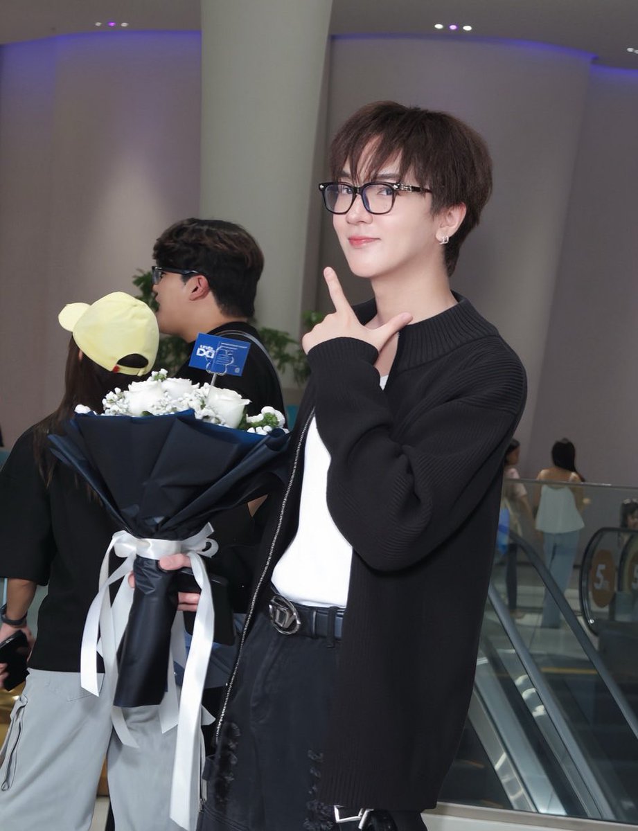 งานเปิดตัว Debut Press Conference And MV Premiere

น่ารักเกินไป แล้ววว เด็กแว่น 😎😎

#buzznorravit
#dfjentertainment
#compass
#compassdfjentertainment