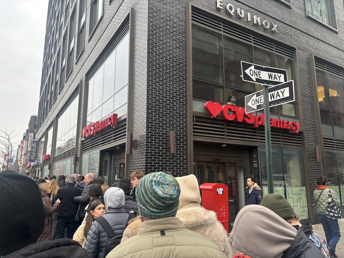 If you wonder why NYers say we can’t live anywhere else: it’s bc ppl from everywhere else are stupid. Here’s the Katz’s line today, almost all tourists, and instead of turning the corner like decent people they just blocked the crosswalk and continued down the next block