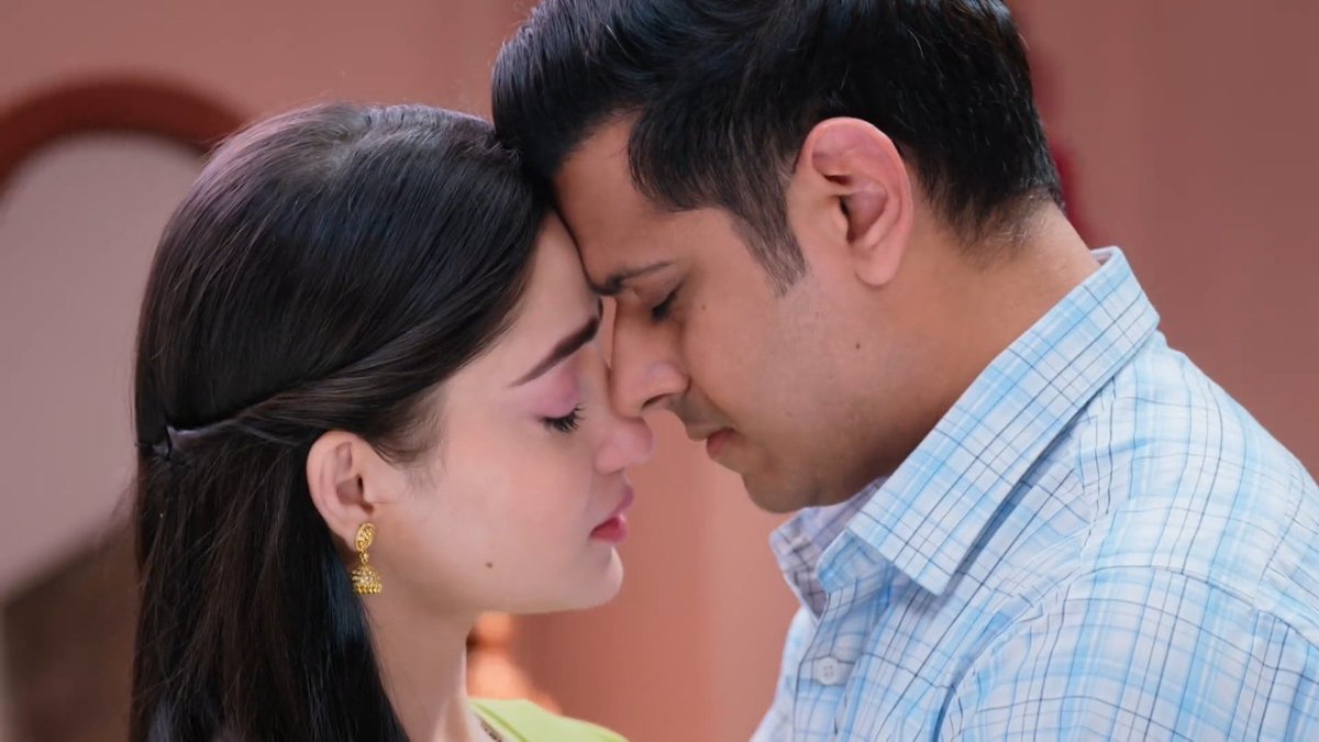 #Shivalini's love is soft and smooth that each of their scenes emanate so much of warmth through the screen. The love and trust they have for each other surpasses their class difference in order to embrace a beautiful bond ❤️. 

#MrAndMrsParshuram #Neilbhatt