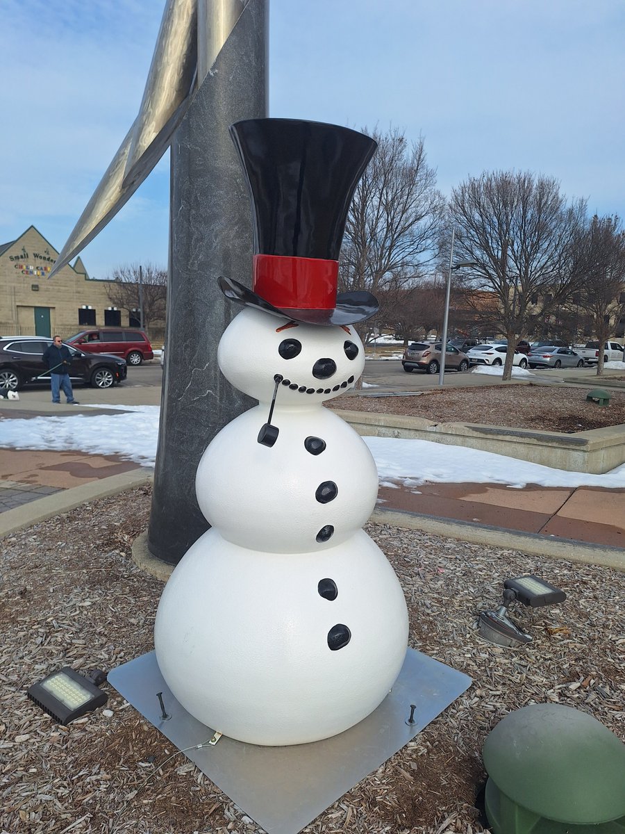 JMVanHornAuthor's tweet photo. Checked out a new Winterfest in Warren this past weekend. Small event but had some interesting ice sculptures and a snowman with eyebrows. 🧐

#Winterfest #jaws #icesculpture #Snowman https://t.co/gLnaAfr8Mu