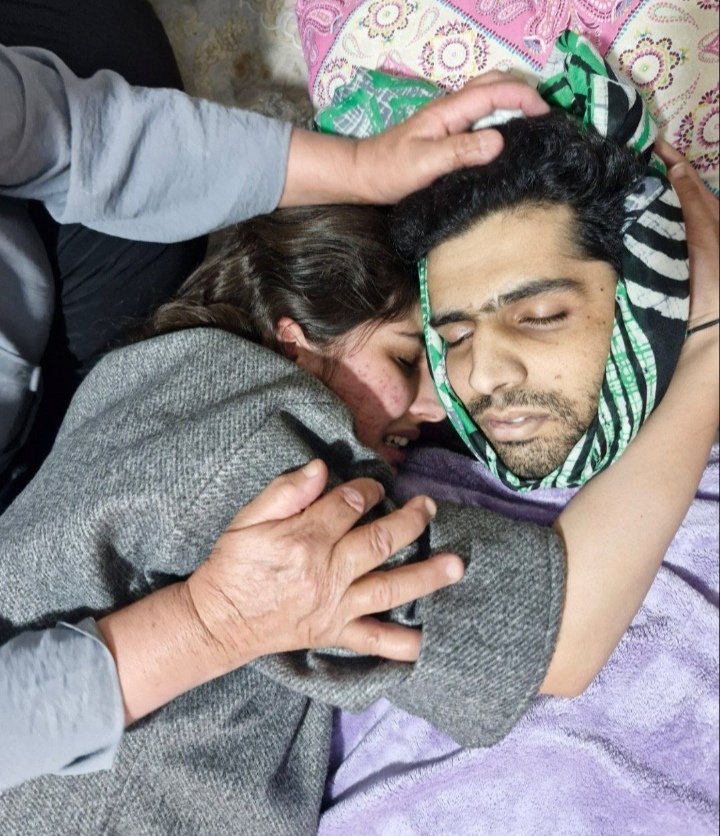 اونجا که [سیناجان پارسیان] میخونه:
برگرد ثابت کن تمامِ
این اتفاقا خواب بوده
پ.ن:
خدایا، توأم خوابت خیلی سنگینه :(((
مرگ بر خامنه‌ای جنایتکار