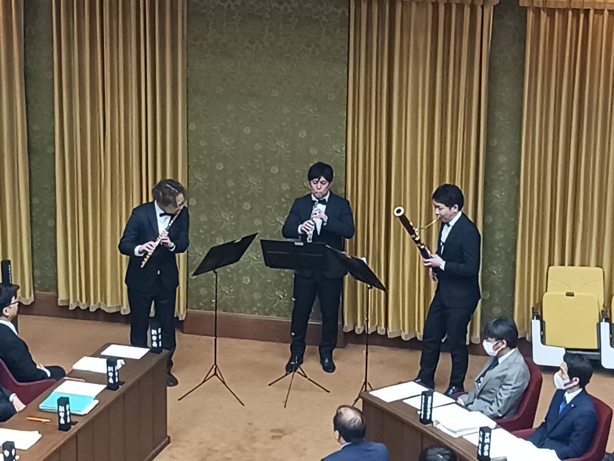 matsuikoji's tweet photo. 鈴木大輔理事長様御一行をお送りしたあとは、本年初となる京都市会本会議の開催に先立ち、市会の先生方のご参集を賜りまして、毎年恒例の京響アンサンブルメンバーによる演奏を披露いただきました。

今年は、京都市歌とハイドン作曲の「ロンドン・トリオ　第1番より」第1楽章アレグロ・モデラートを、首席フルート奏者の上野博昭様、オーボエ奏者の戸田雄太様、ファゴット奏者の村中宏様にご披露いただきました。素晴らしい演奏をありがとうございました。

1956年に日本で唯一の自治体直営オーケストラとして創立された京響は、今年記念すべき70周年を迎えます。70周年を契機に、市民の皆さまはもとより国内外の幅広い世代の方々に京響の演奏を聴いていただく機会をより充実させるとともに、京響を聴くために京都に行こうと思っていただけるような、世界中の方々に愛される、ワールドクラスのオーケストラの一つとして更に発展させていけるよう、楽団長として一層尽力してまいります。