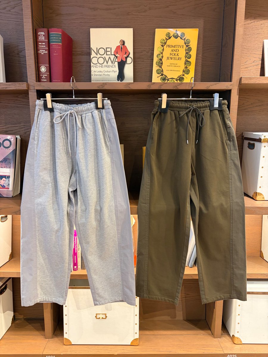 marbleSUD_tsite's tweet photo. コンビネーションイージーパンツ🩳

前身頃はカットソー、後ろ身頃にチノ素材を組み合わせた
イージーパンツでふ🙌
カジュアルすぎず、日常使いしやすいデザイン😊
後ろ右ポケットには雷鳥が👀✨

#マーブルシュッド #枚方Tサイト https://t.co/ITFOZmobJC