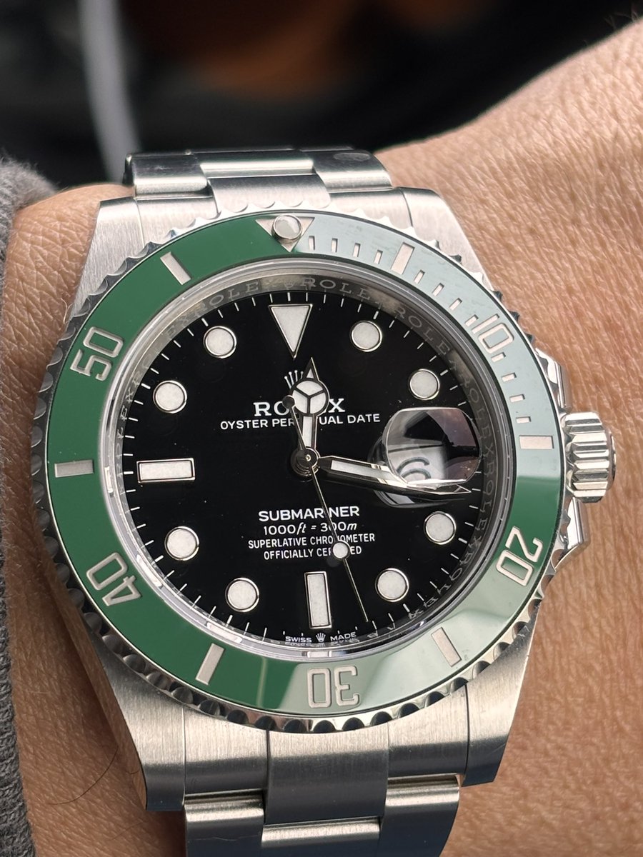 126610LVグリーンサブマリーナーデイト着けて休憩。 今週休みは特段