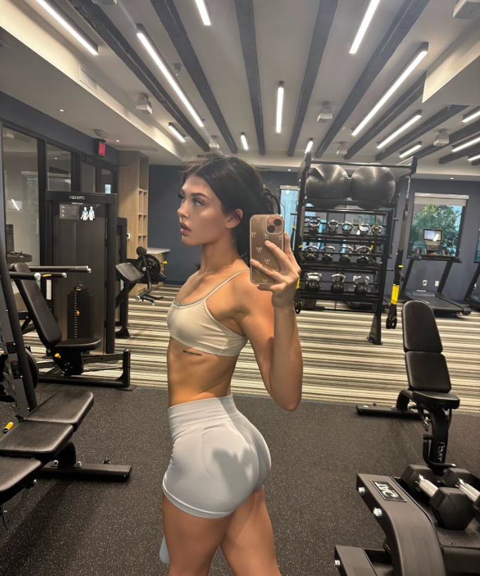 Lolareyverse's tweet photo. how many pounds should i lose? https://t.co/R1e9CJXyy9