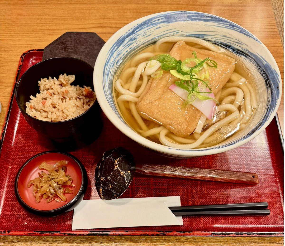 #自家製麺杵屋 #山王パークタワービル店 #きつねうどん #かやくご飯 だしも、麺も、いなりも、かやくご飯も、めっちゃ旨です😋身体も、心も、ポカポカ🔥